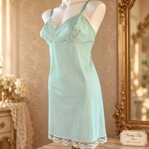 Vintage Vanity Fair 1970s Mint Green Lace Full Slip Dress Antron Nylon Size 38